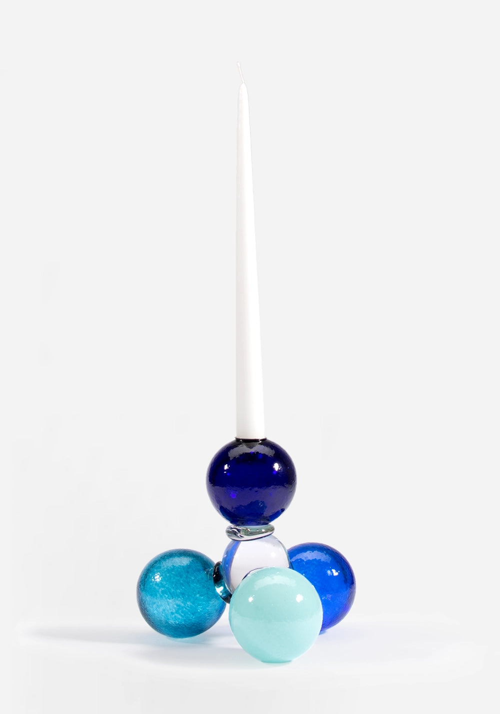 Munblåst ljusstake i glas av Åsa Gårdebäck, uppbyggd av färgglada glasbollar i olika blåa toner. En lekfull ljusstake med mycket karaktär.