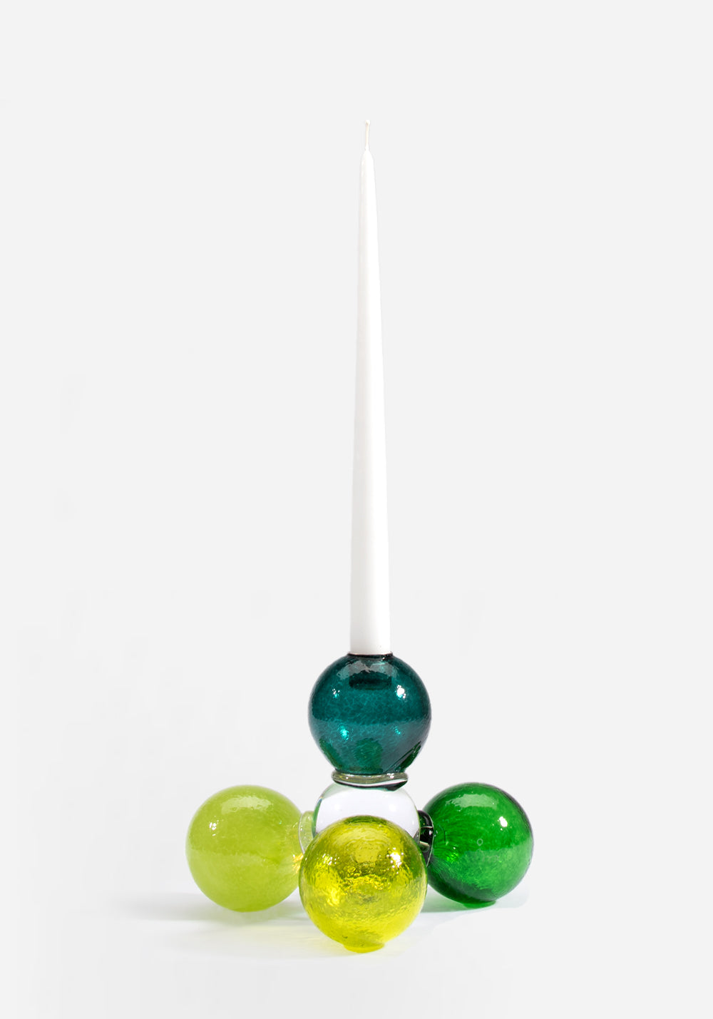 Munblåst ljusstake i glas av Åsa Gårdebäck, uppbyggd av färgglada glasbollar i gröna och gula toner. En lekfull ljusstake med mycket karaktär.