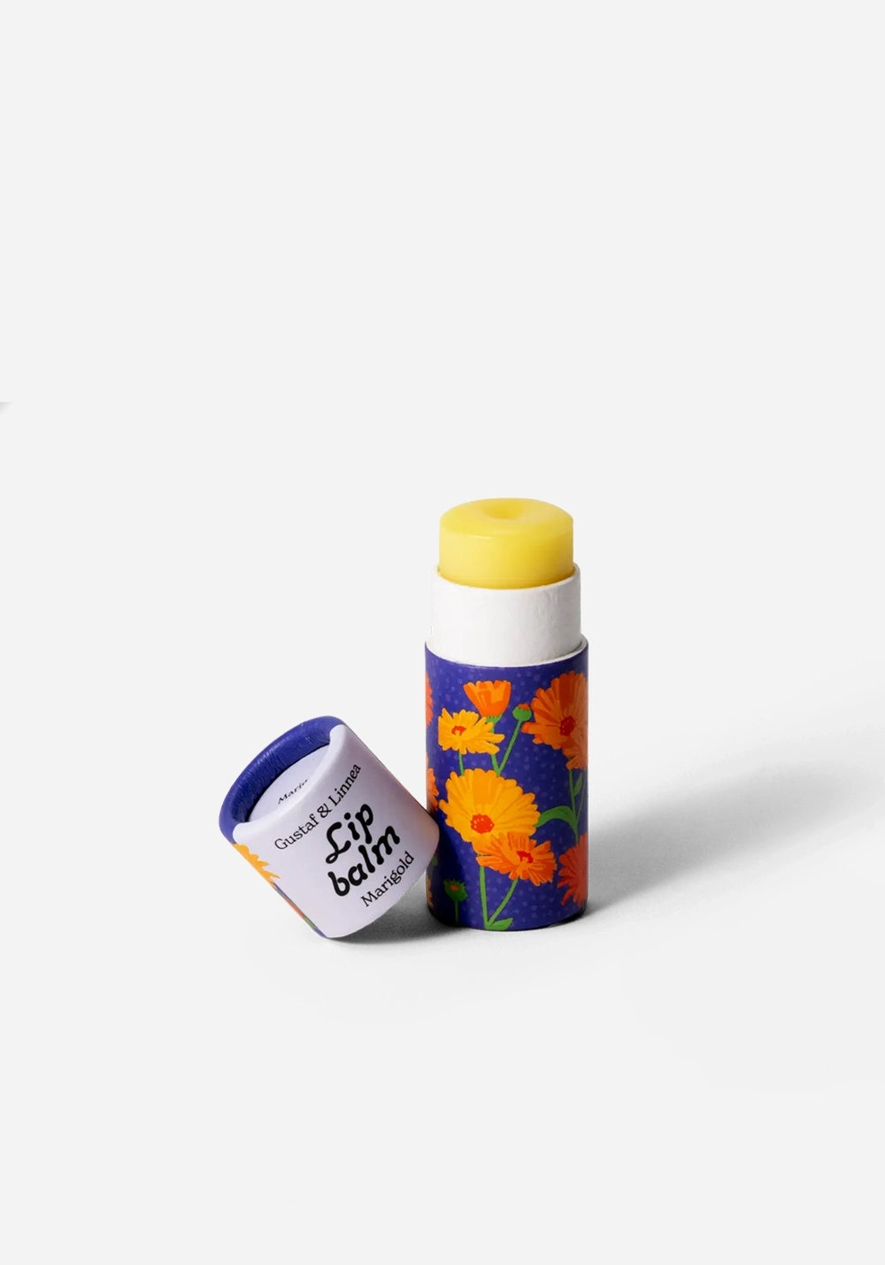 Ekologiskt och handgjort läppcerat med ringblomma från Gustaf & Linnea. Produkten är förpackad i en plastfri, nedbrytbar papphylsa.