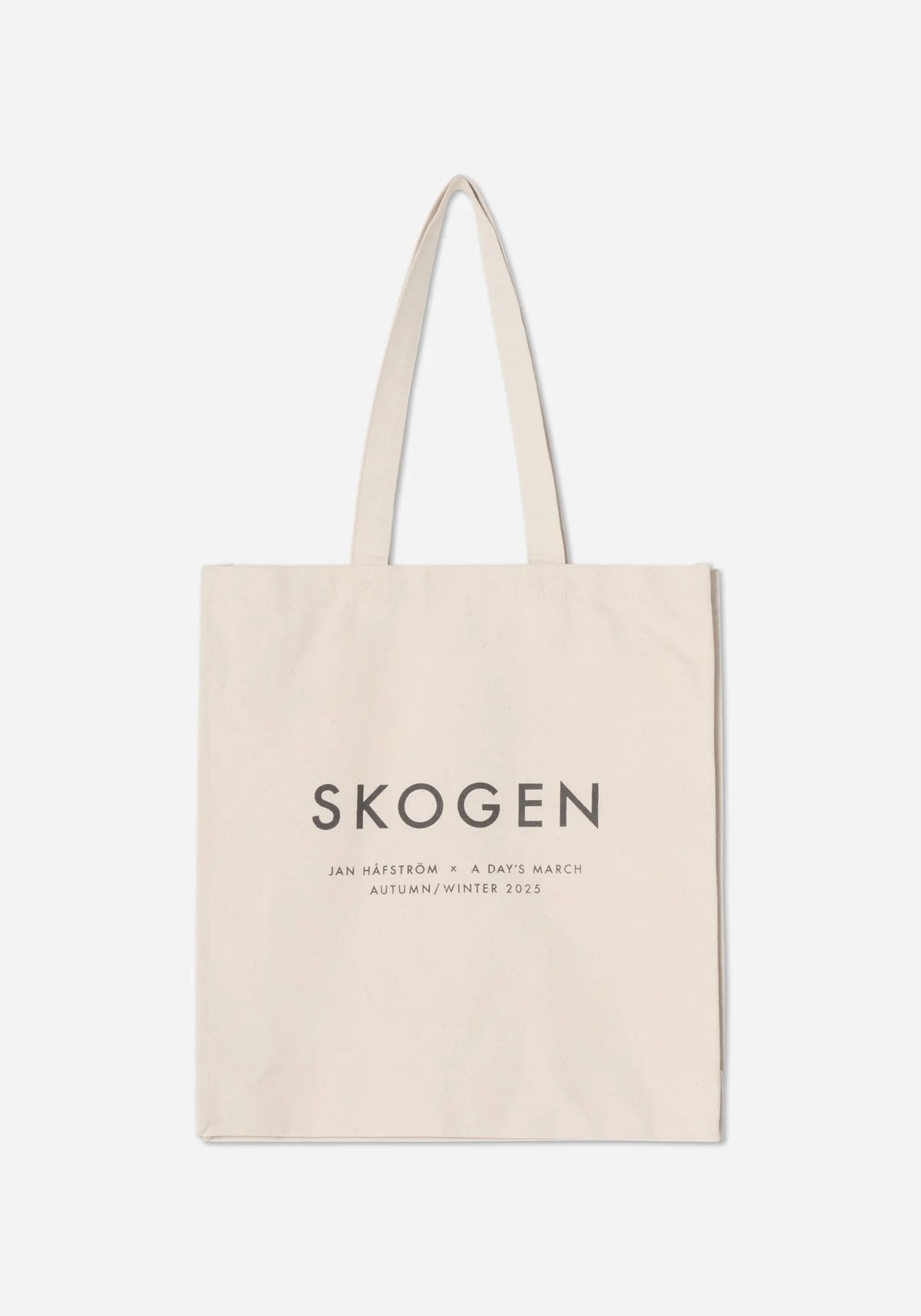 Naturvit tygkasse med texten SKOGEN i stora grå versaler, och under den Jan Håfström × A Day’s March, Autumn/Winter 2025.