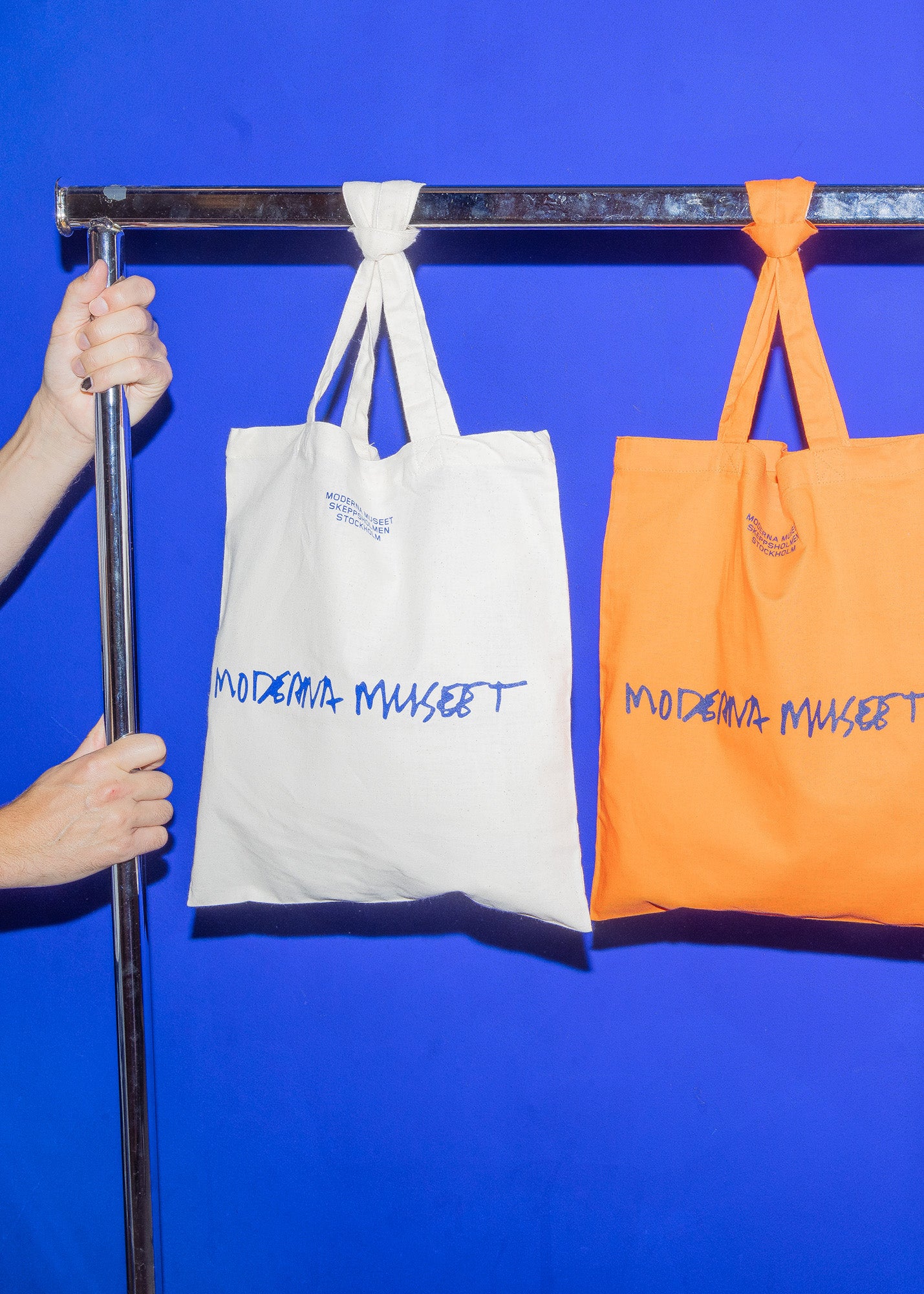 Tygkasse, Moderna Museet, Naturvit botten med blått tryck