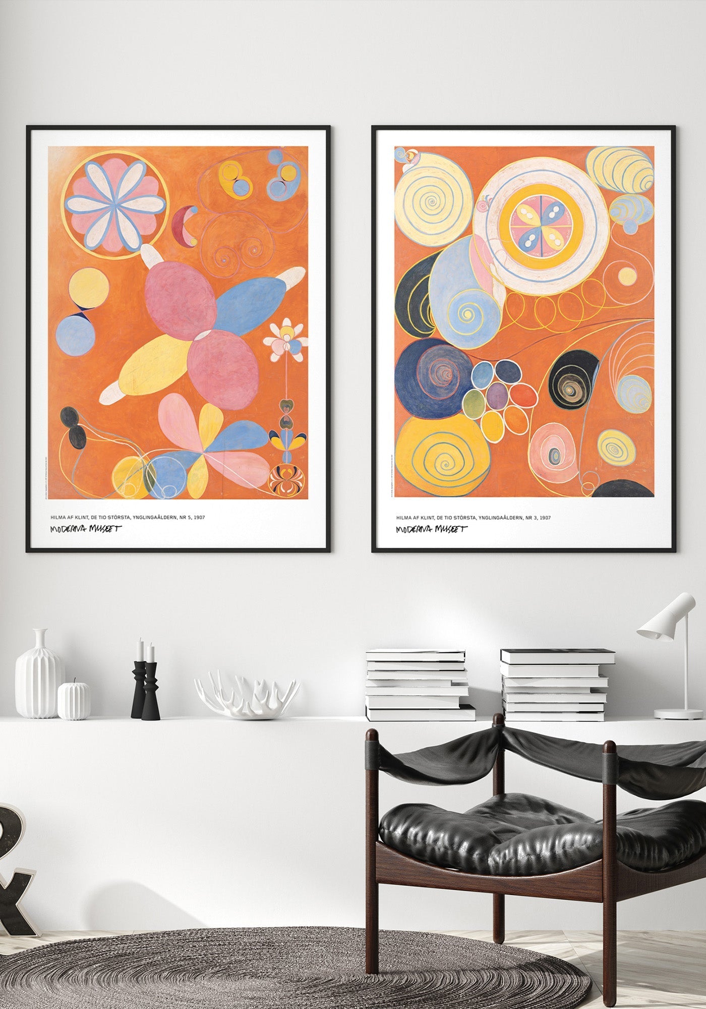 Inredningsbild med två inramade posters av Hilma af Klints Ynglingaåldern, Nr 3 och Nr 4, upphängda i ett modernt vardagsrum.