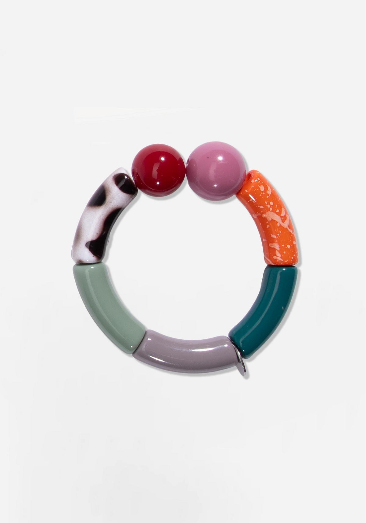 Elastiskt armband av böjda rörpärlor i salviagrönt, ljuslila och mörkt petroleumgrönt, en orange pärla med ljusa stänk och en vit pärla med svarta fläckar. Upptill sitter två runda pärlor i vinrött och rosa. En liten silverfärgad bricka sitter mellan två av pärlorna.