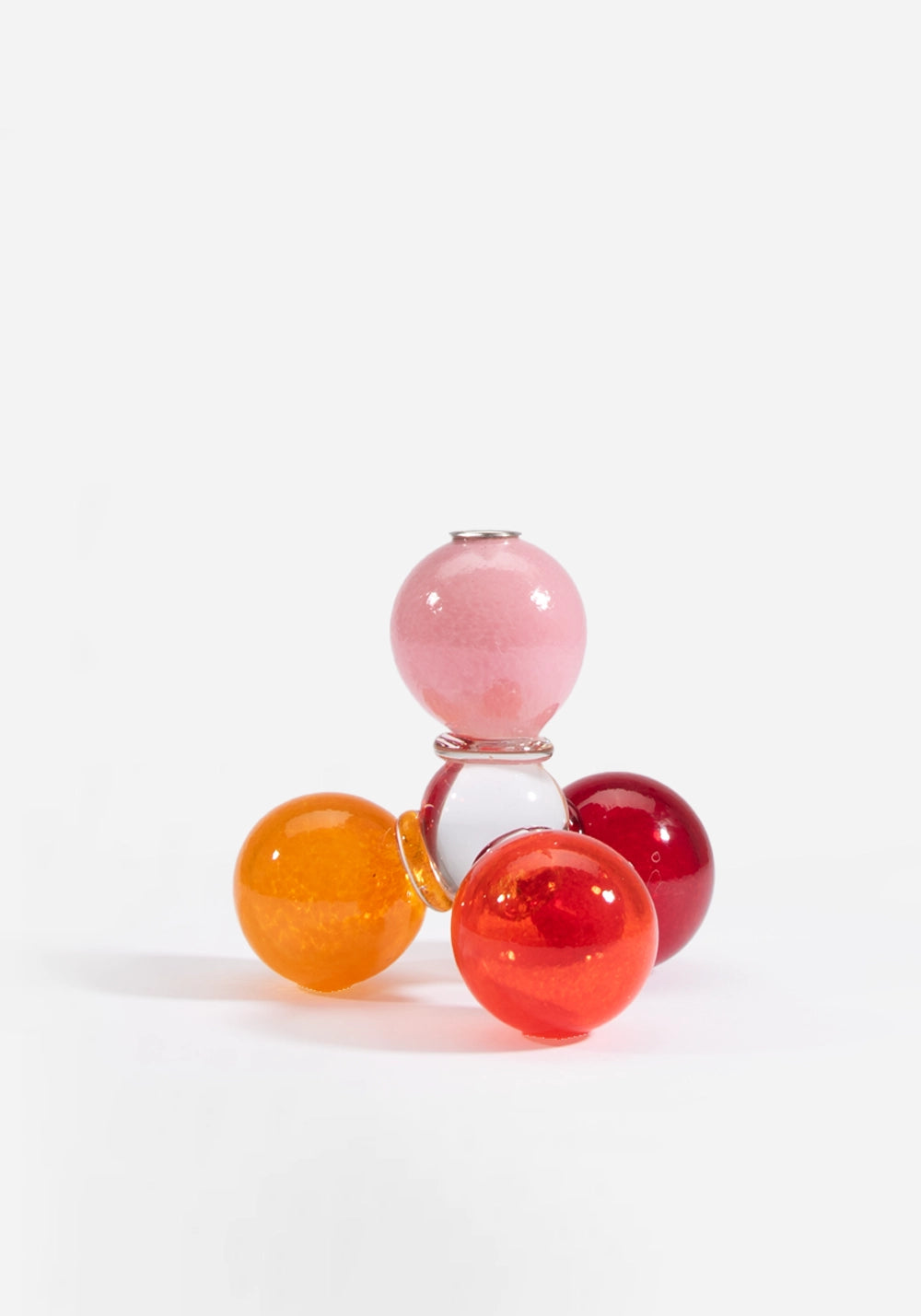 Munblåst ljusstake i glas av Åsa Gårdebäck, uppbyggd av färgglada glasbollar i rosa, röda och orangea toner.