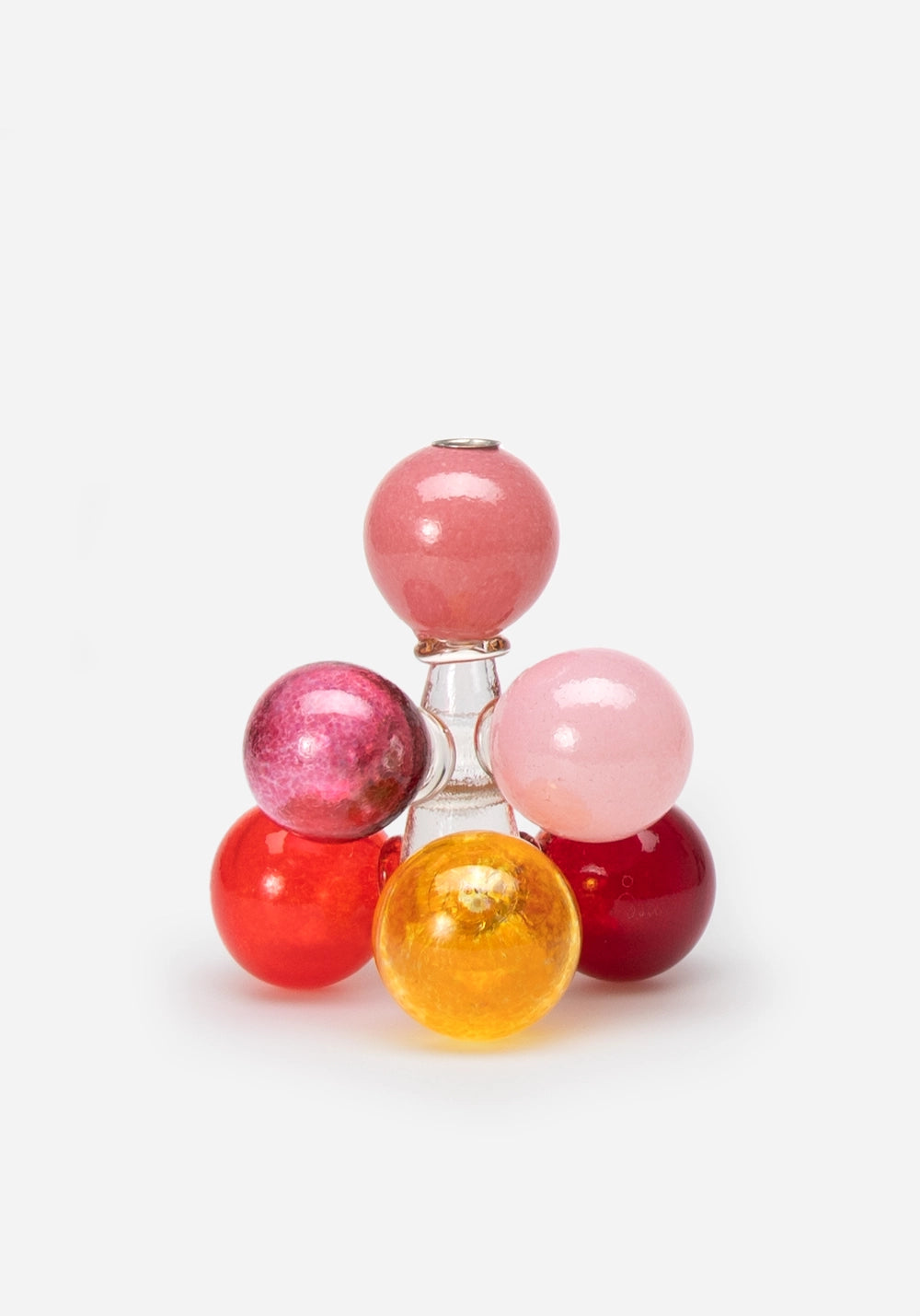 Munblåst ljusstake i glas av Åsa Gårdebäck, uppbyggd av färgglada glasbollar i rosa, röda och orangea toner.