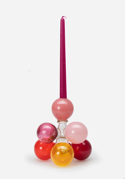 Munblåst ljusstake i glas av Åsa Gårdebäck, uppbyggd av färgglada glasbollar i rosa, röda och orangea toner.