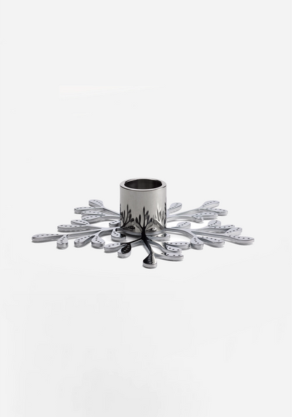 Ljusstake i rostfritt stål format som en mistelgren med droppformade blad och cylindrisk hållare i mitten.