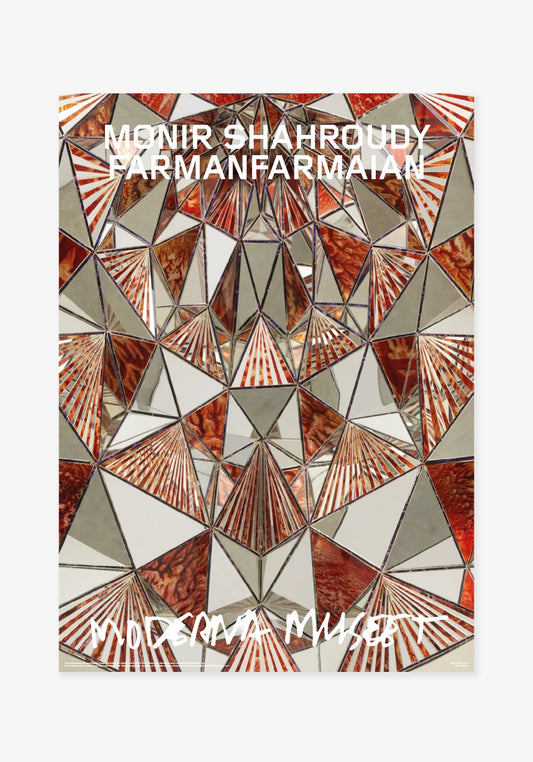 Affisch för Moderna Museet med Monir Shahroudy Farmanfarmaians verk Muqarnas One. En närbild av en spegelmosaik där trianglar av spegelglas och rödorange, marmorerat glas bildar ett symmetriskt, kalejdoskopiskt mönster. Konstnärens namn står i vita versaler upptill och Moderna Museets logotyp i vitt nedtill.