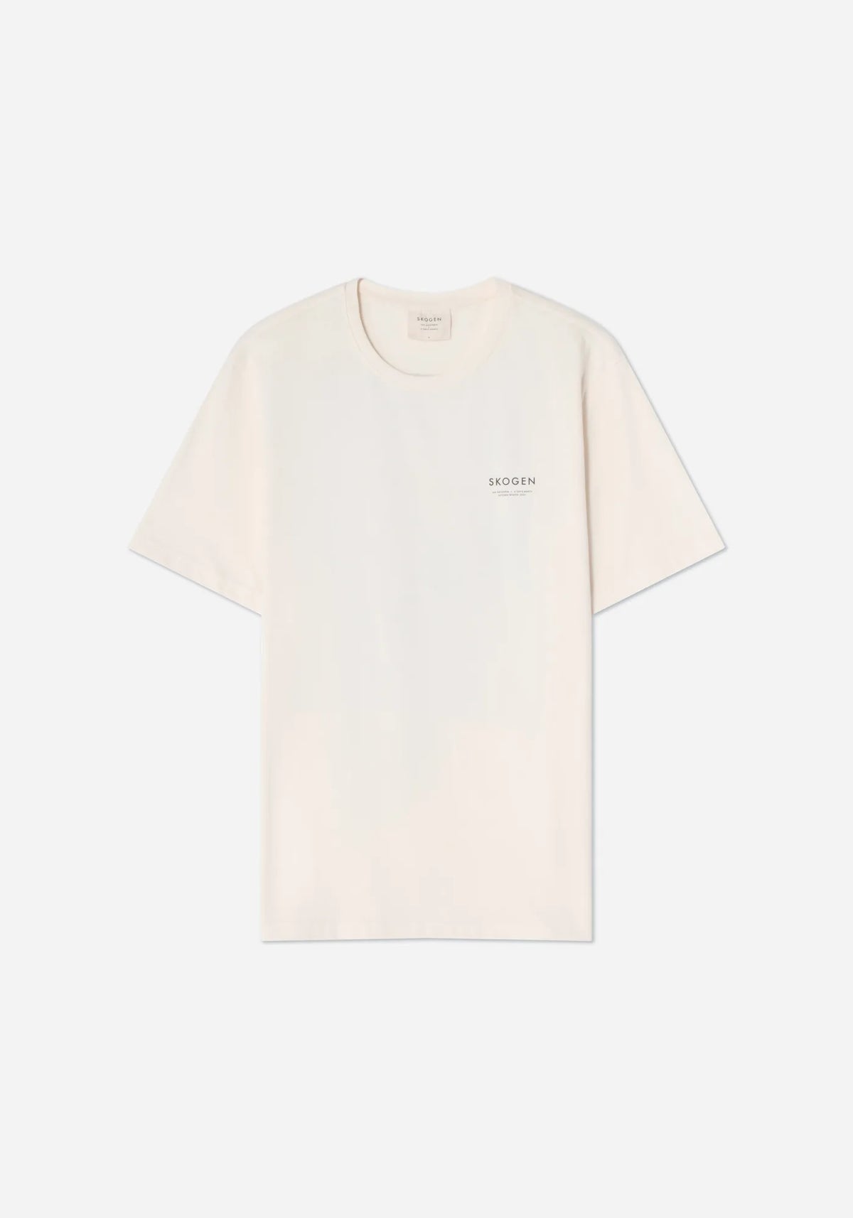 Benvit t-shirt med texten SKOGEN i små svarta versaler på bröstet.