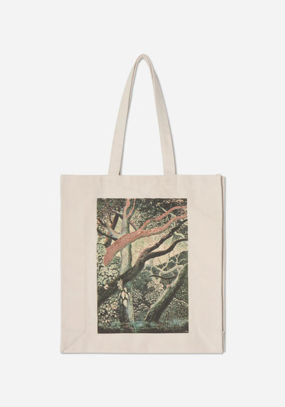 Naturvit tygkasse med ett stort tryck av Jan Håfströms målning Skogen, med slingrande grenar i rosa och grått i en grön skog.