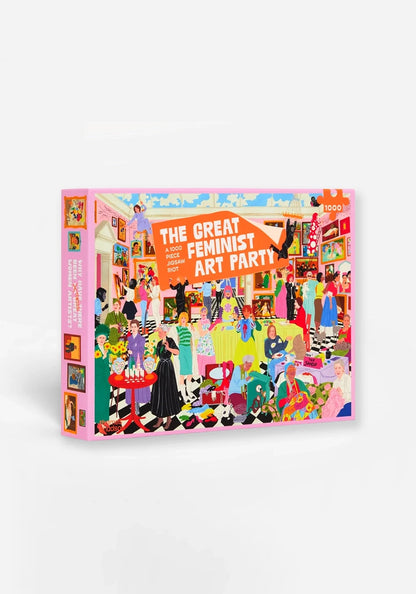 Kartong framifrån: Framsidan av pusselkartongen The Great Feminist Art Party med en myllrande fest i en rosa galleriesal med svartvitt rutigt golv.