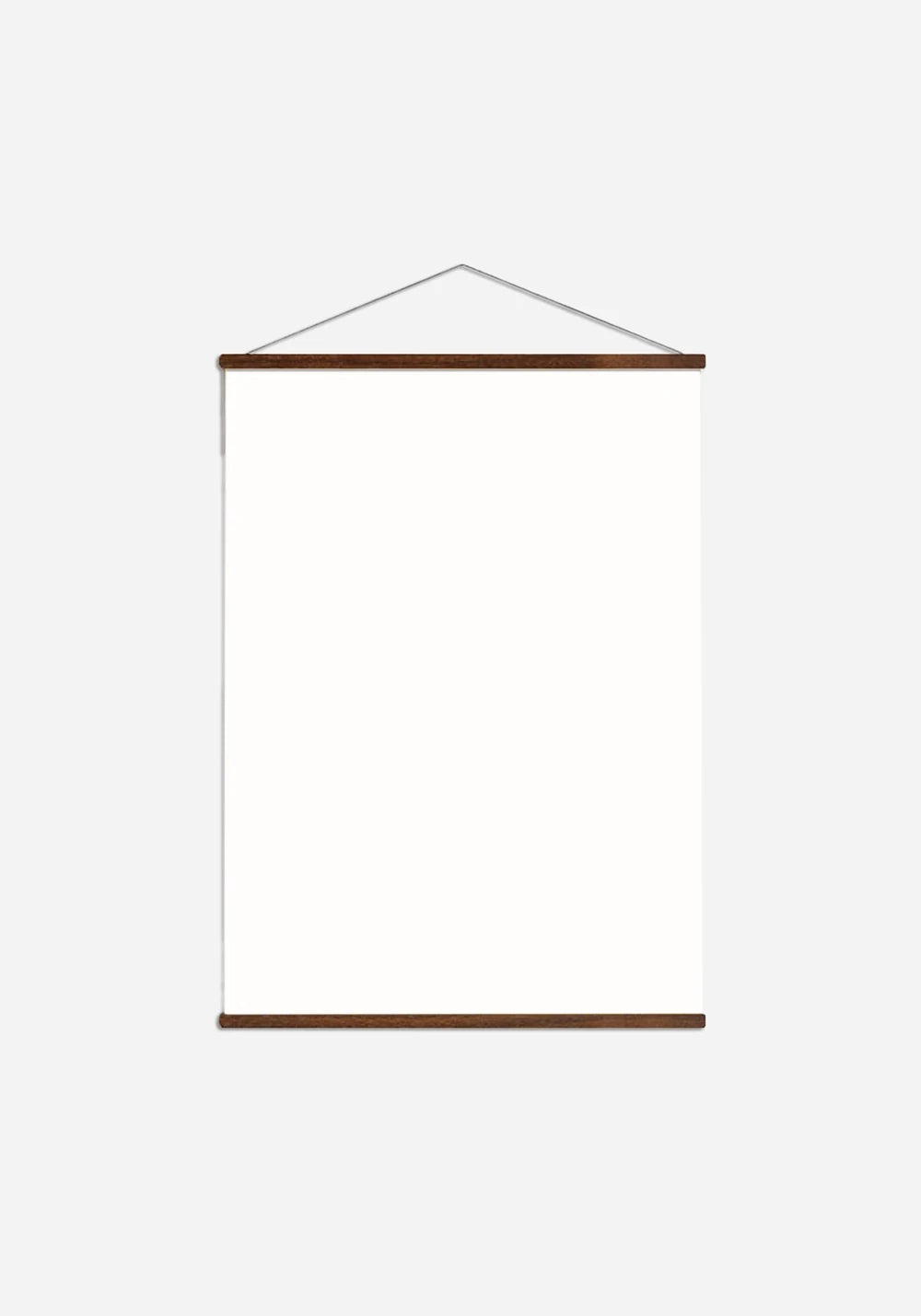 Posterhängare i valnötsbetsad ask, 30 cm bred, med en vit poster mellan listerna och snöre för upphängning.