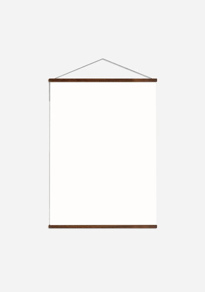 Posterhängare i valnötsbetsad ask, 30 cm bred, med en vit poster mellan listerna och snöre för upphängning.