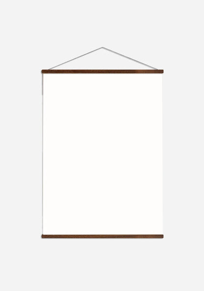 Posterhängare i valnötsbetsad ask, 50 cm bred, med en vit poster mellan listerna och snöre för upphängning.