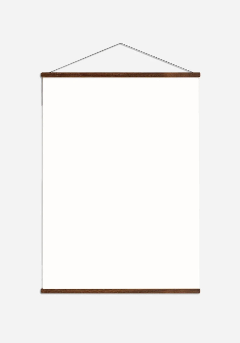 Posterhängare i valnötsbetsad ask, 70 cm bred, med en vit poster mellan listerna och snöre för upphängning.