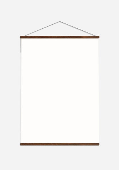 Posterhängare i valnötsbetsad ask, 70 cm bred, med en vit poster mellan listerna och snöre för upphängning.
