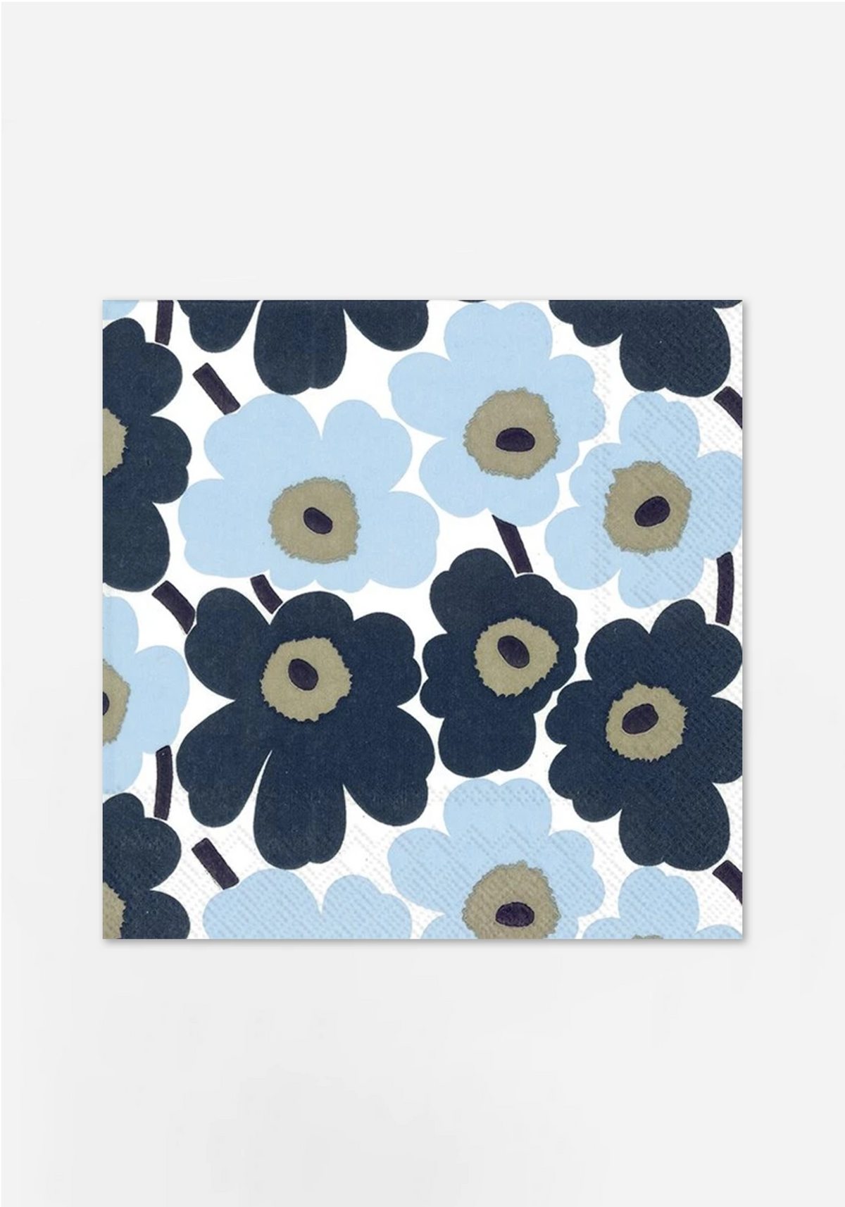 Servett med Marimekkos Unikko-mönster, stora vallmoblommor i ljusblått och marinblått med guldbeige mitt mot vit botten.